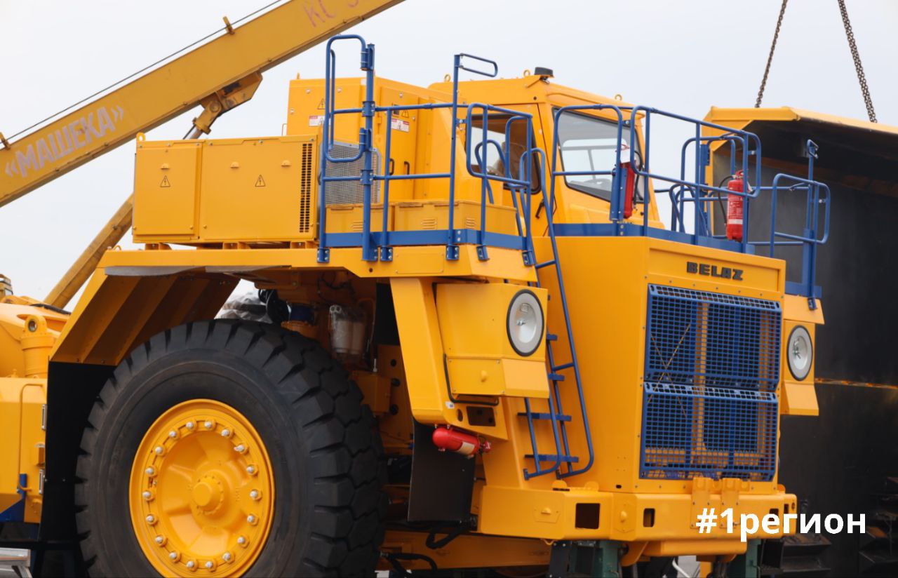 Карьерный самосвал БелАЗ устанавливают на площадке у легкоатлетического манежа в Бресте 