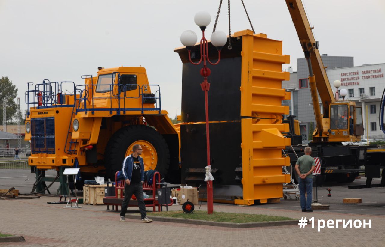 Карьерный самосвал БелАЗ устанавливают на площадке у легкоатлетического манежа в Бресте 