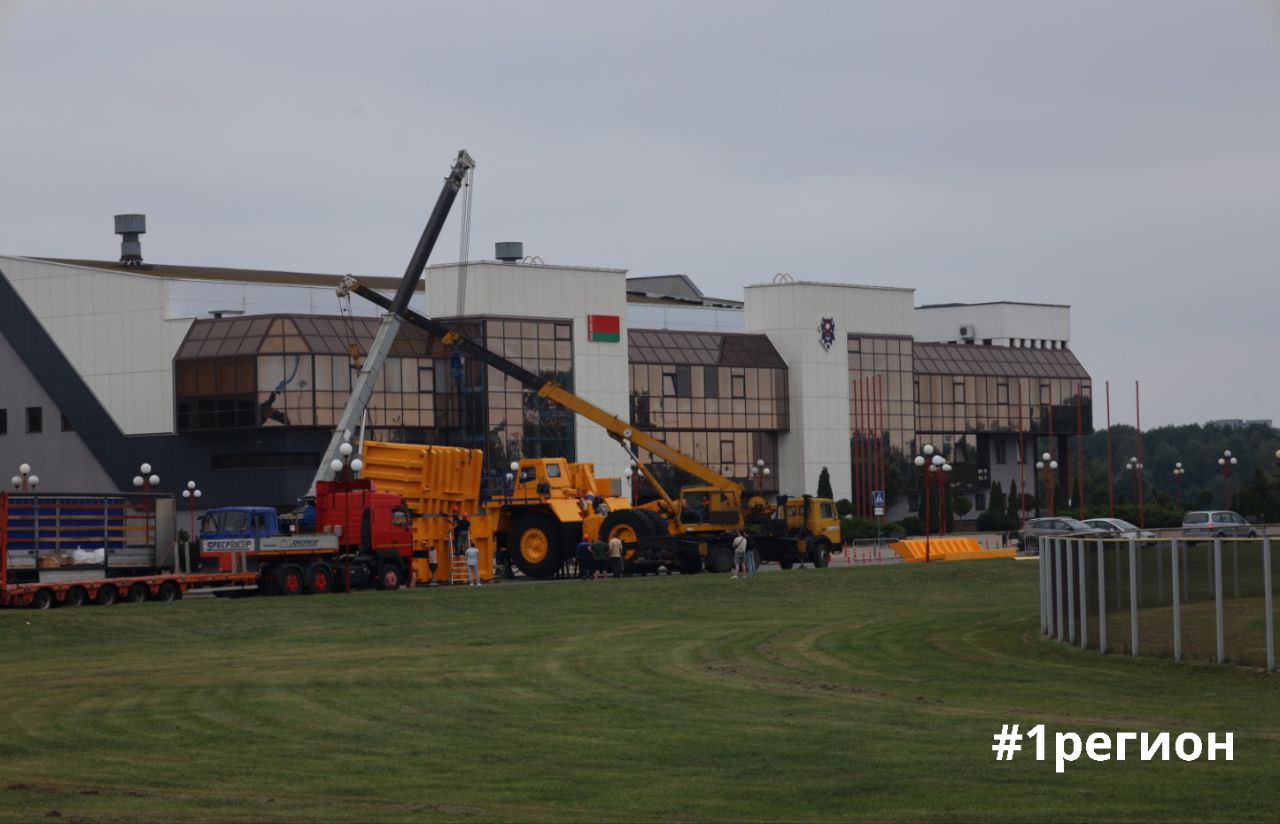 Карьерный самосвал БелАЗ устанавливают на площадке у легкоатлетического манежа в Бресте 