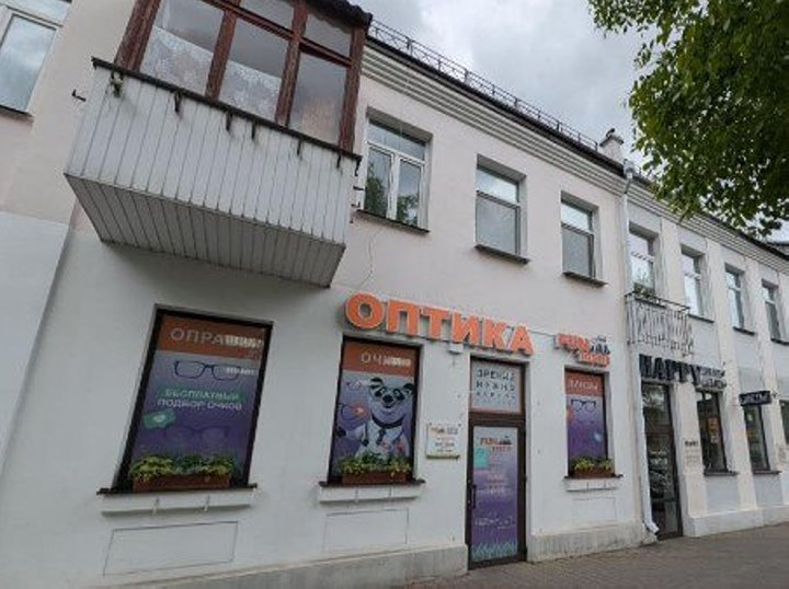 По требованию КГК в Бресте убрали рекламу с окон исторических зданий 