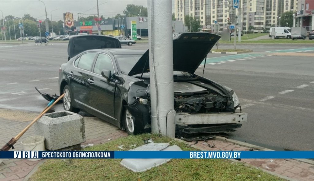 В Бресте водитель Lexus врезалась в световую опору