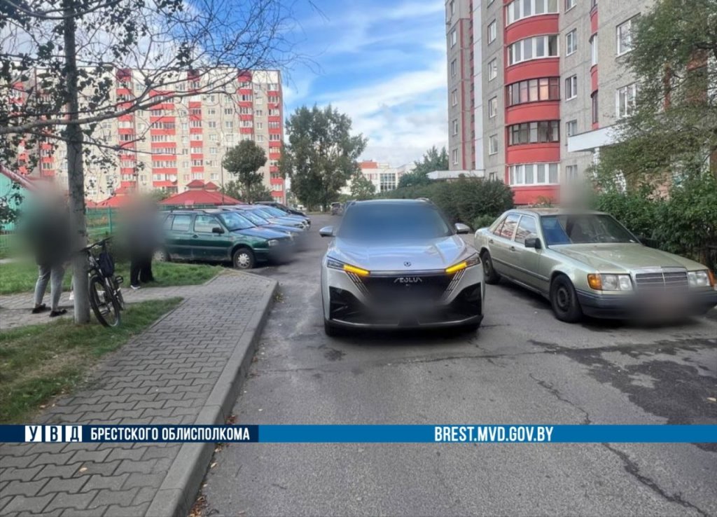 Ребёнок на велосипеде попал под машину в Бресте