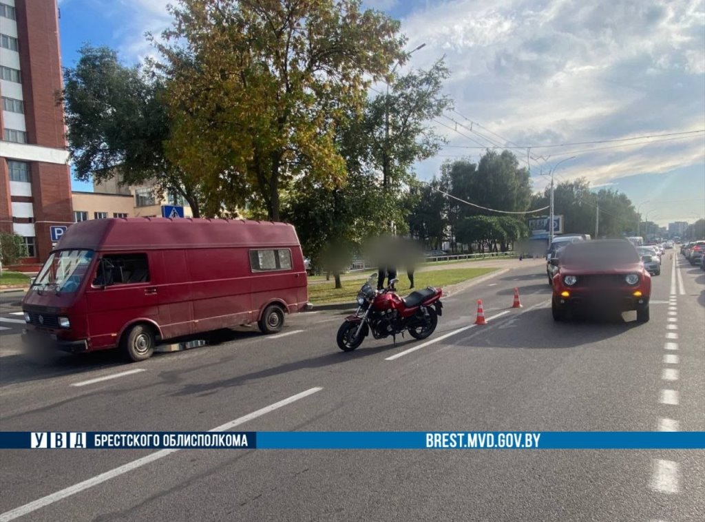 В Бресте мотоциклист столкнулся с двумя авто