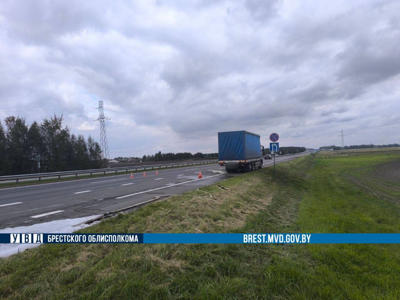 На трассе М1 в Кобринском районе загорелся прицеп грузовика