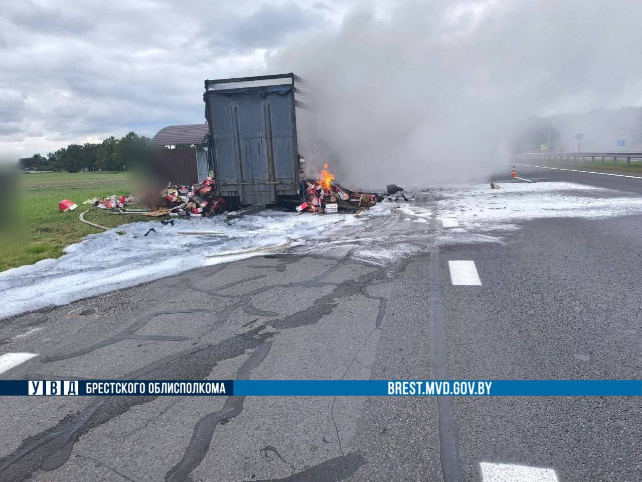 На трассе М1 в Кобринском районе загорелся прицеп грузовика