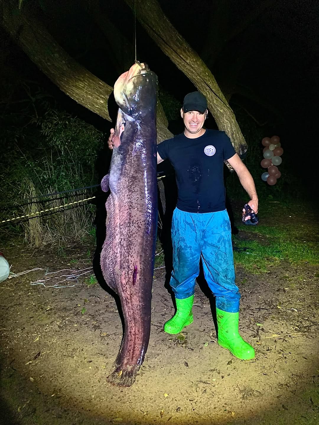 Белорус поймал два огромных сома