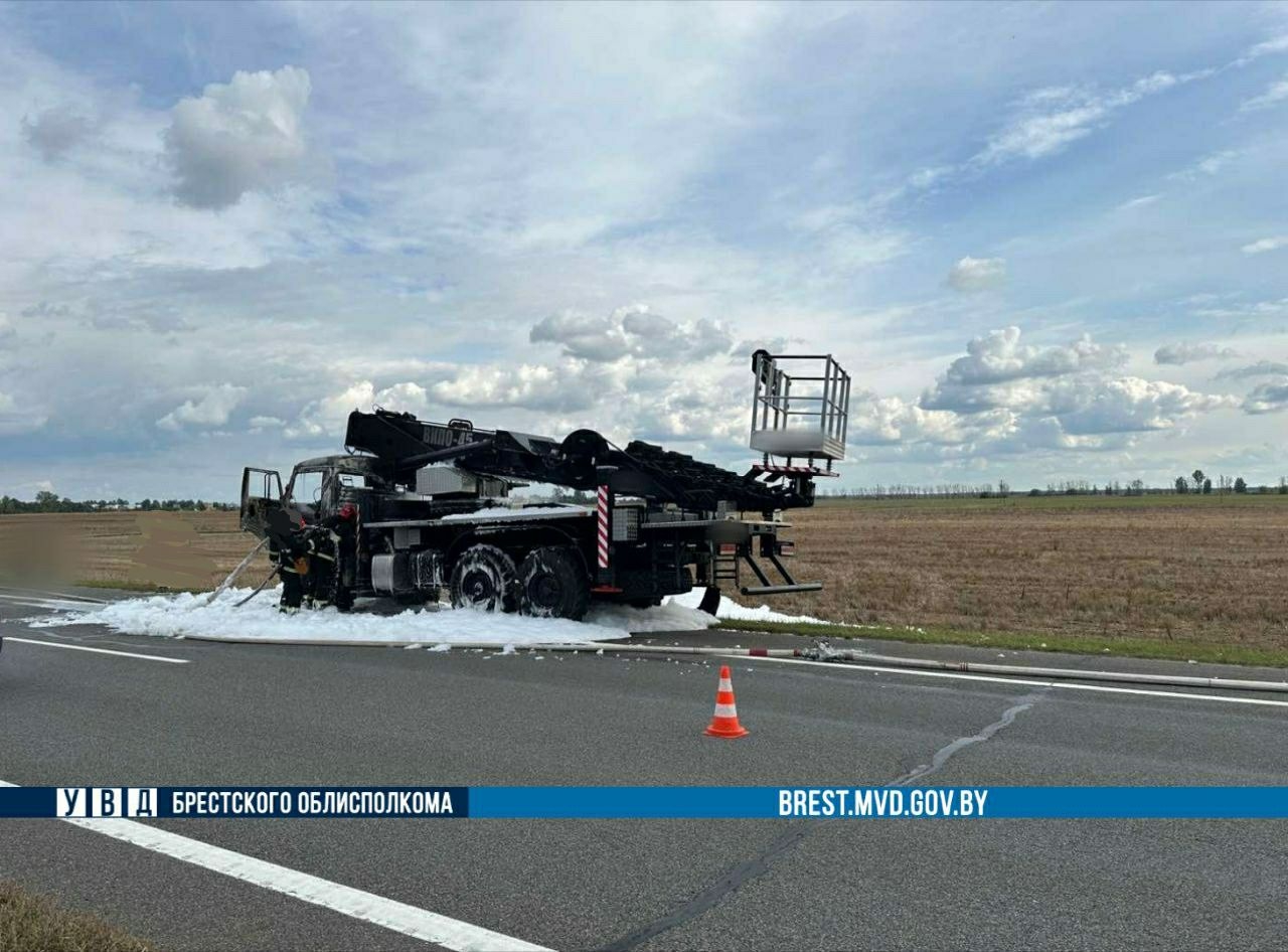 Грузовик в огне на трассе М1 под Брестом — есть видео