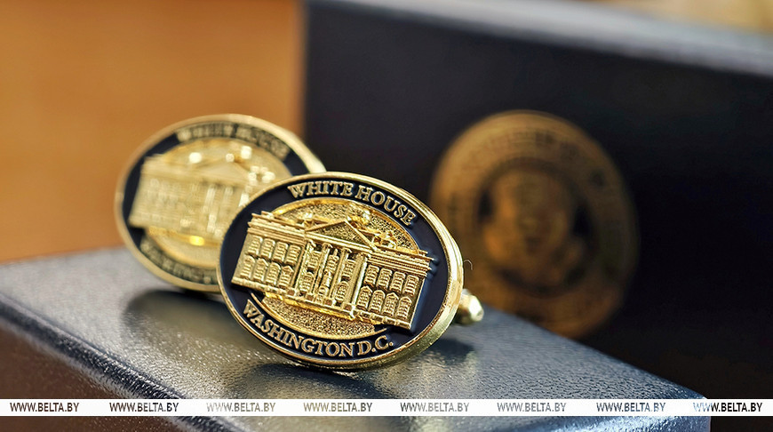 Трамп передал в подарок Лукашенко запонки с изображением Белого дома