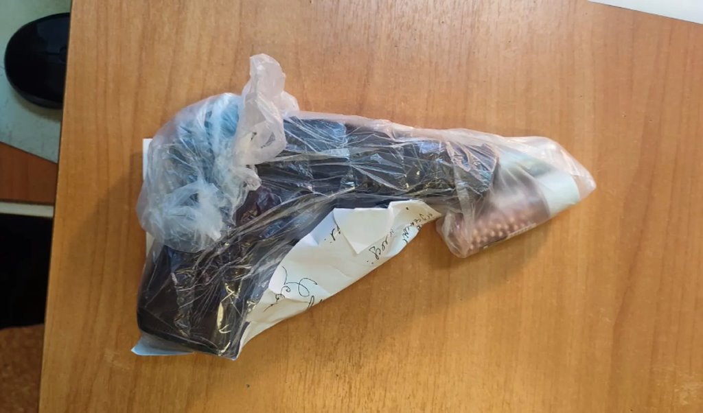 В Кобрине пьяный мужчина приставил пистолет к голове школьника