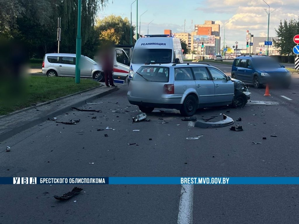 В Бресте столкнулись три автомобиля. Кто виноват?