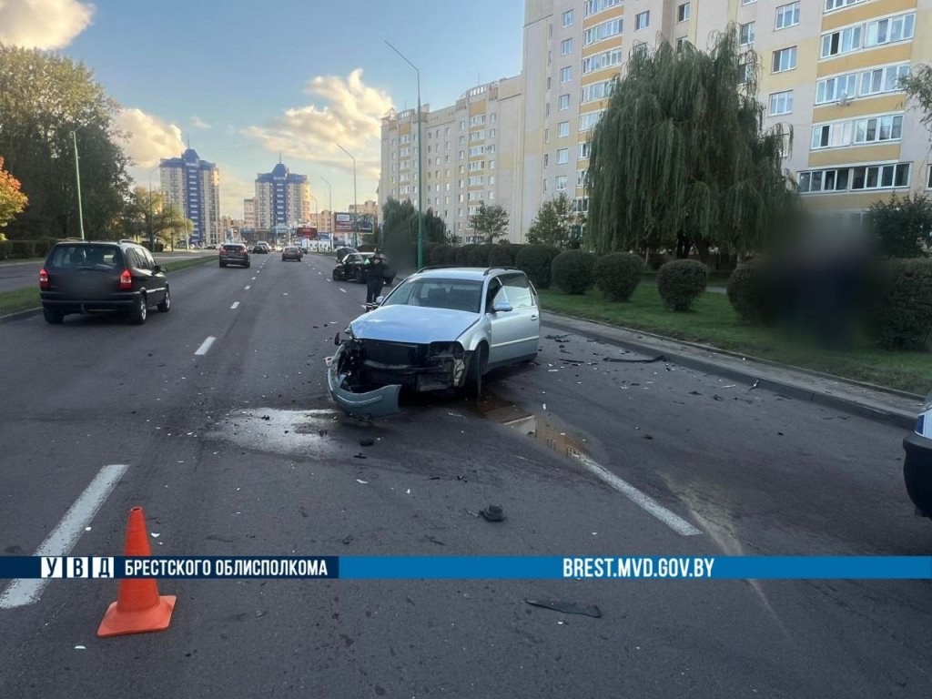 В Бресте столкнулись три автомобиля. Кто виноват?