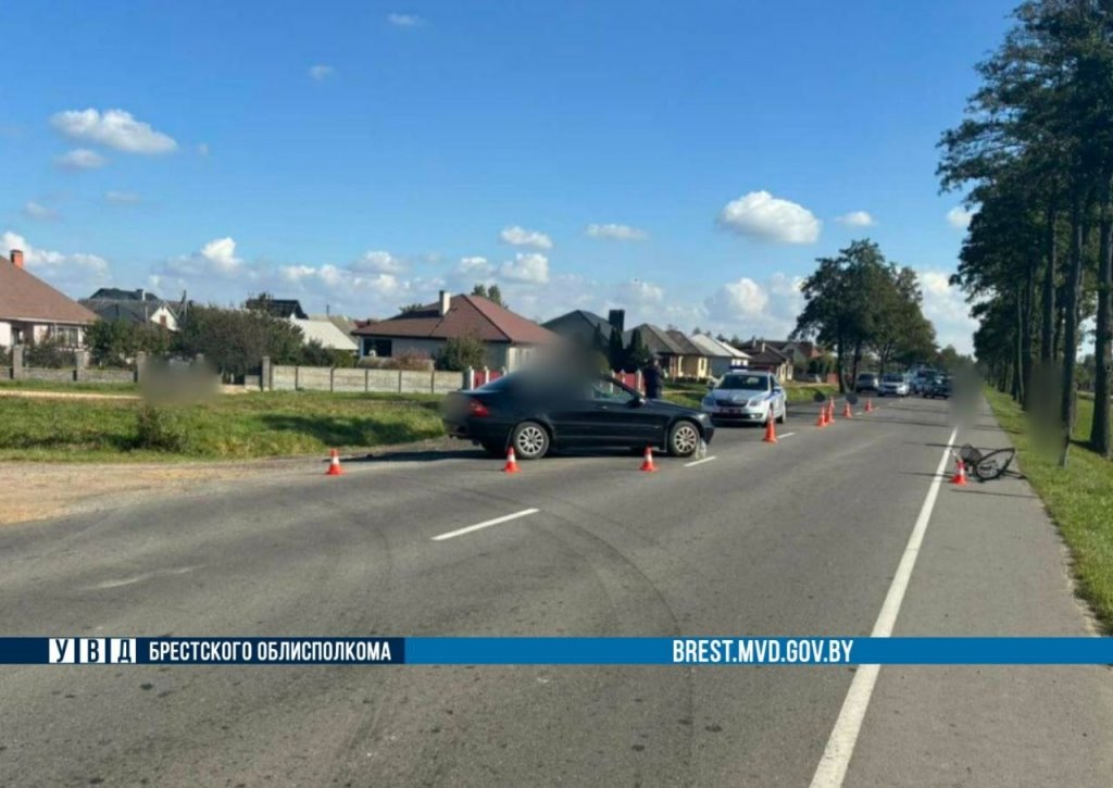 Mercedes сбил велосипедисту в Жабинке