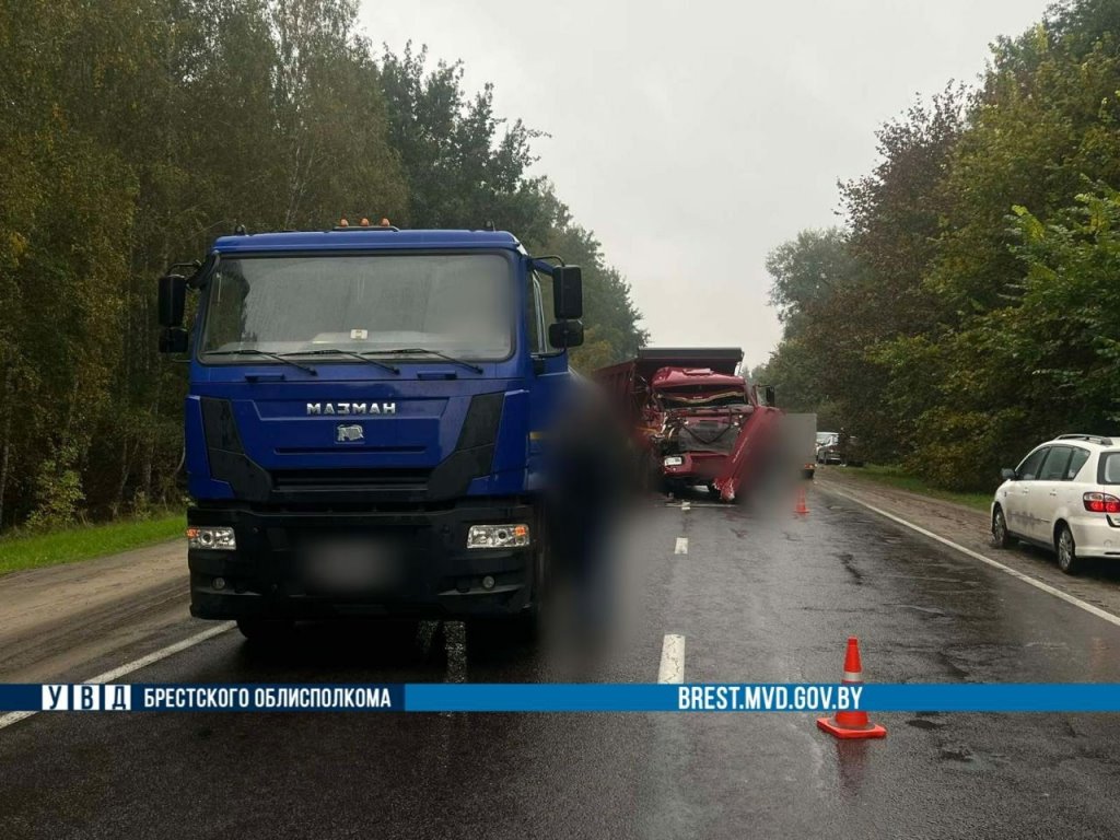 Утреннее ДТП в Бресте: КАМАЗ врезался в МАЗ