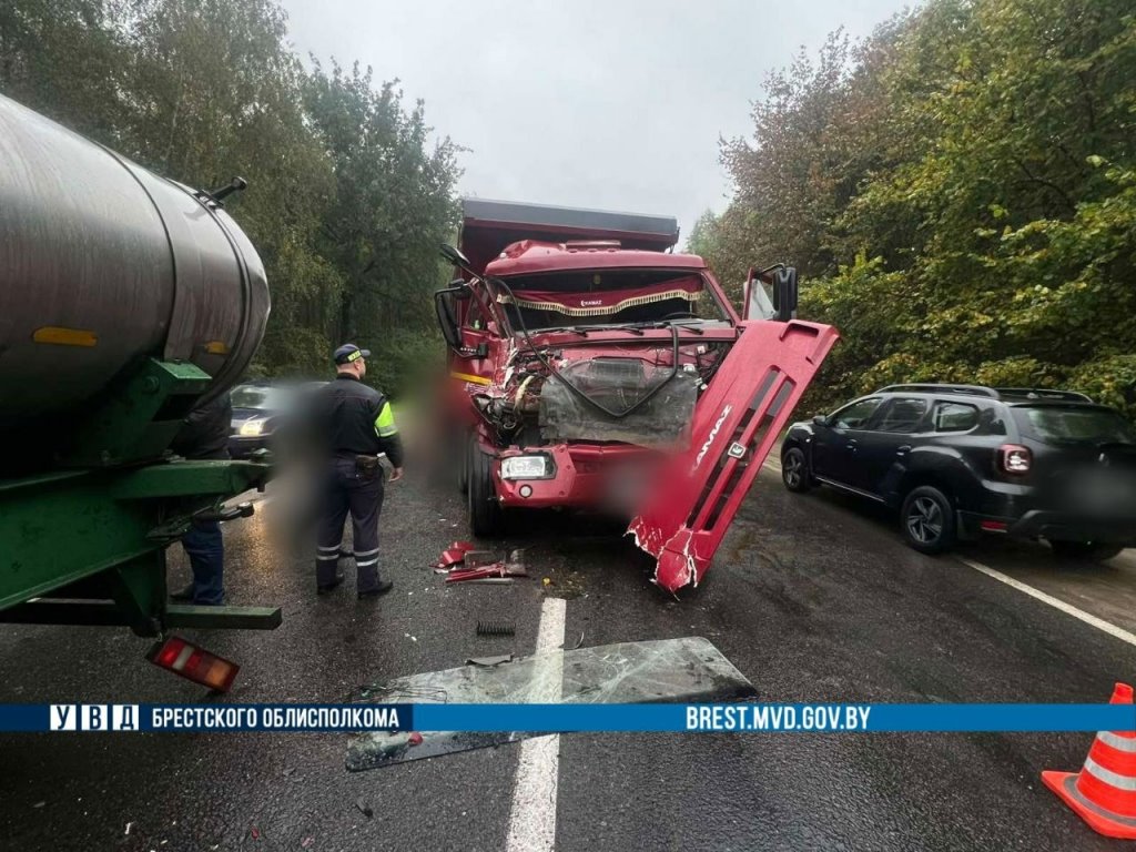Утреннее ДТП в Бресте: КАМАЗ врезался в МАЗ