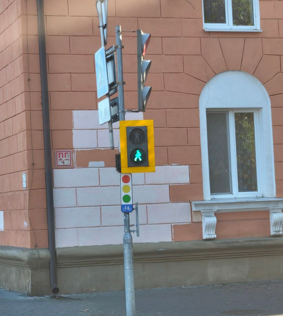 В Бресте появились новые таблички для велосипедистов на светофорах — узнайте, где