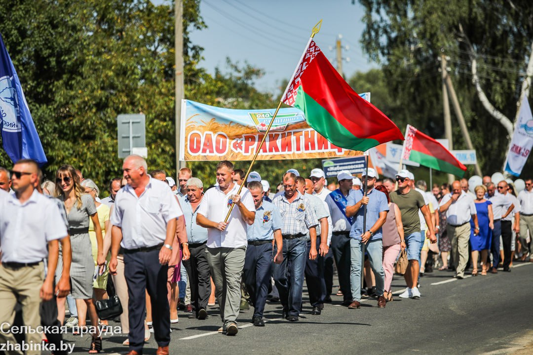 В агрогородке Степанки Жабинсковского района проходит праздник-ярмарка тружеников села «Дожинки»