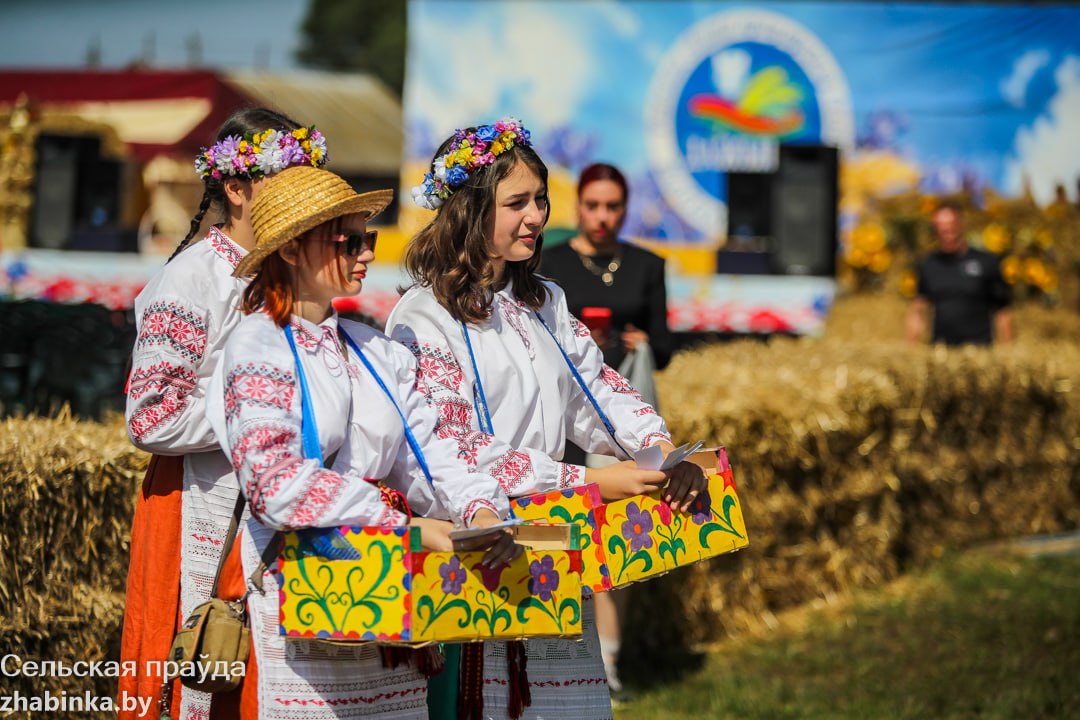 В агрогородке Степанки Жабинсковского района проходит праздник-ярмарка тружеников села «Дожинки»