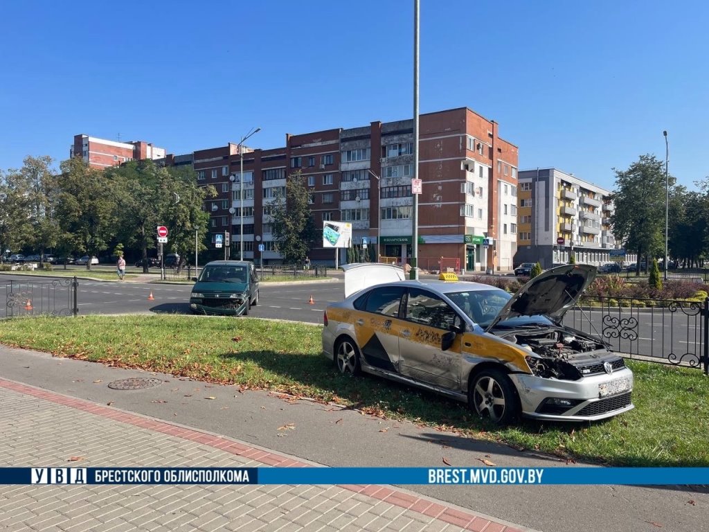 В центре Бреста произошло ДТП с участием такси