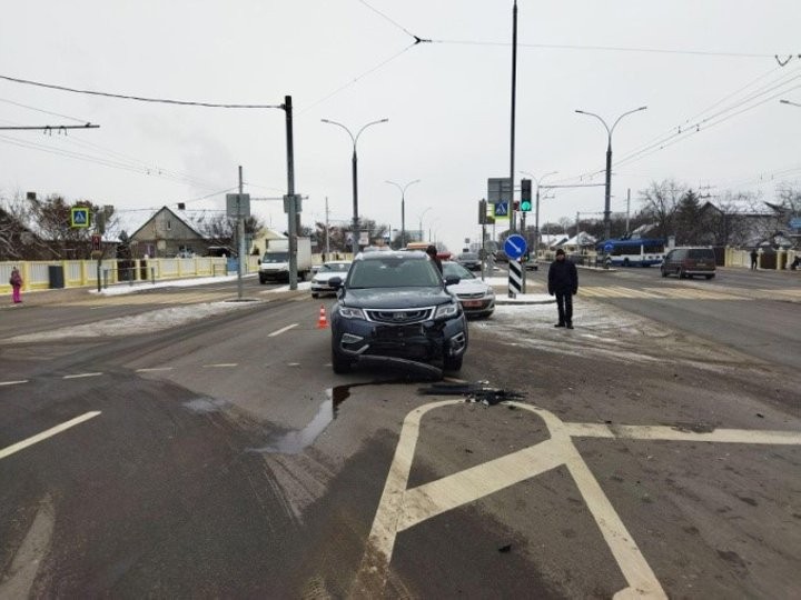 Разворот закончился ДТП. В Бресте столкнулись «Фольксваген» и «Джили»