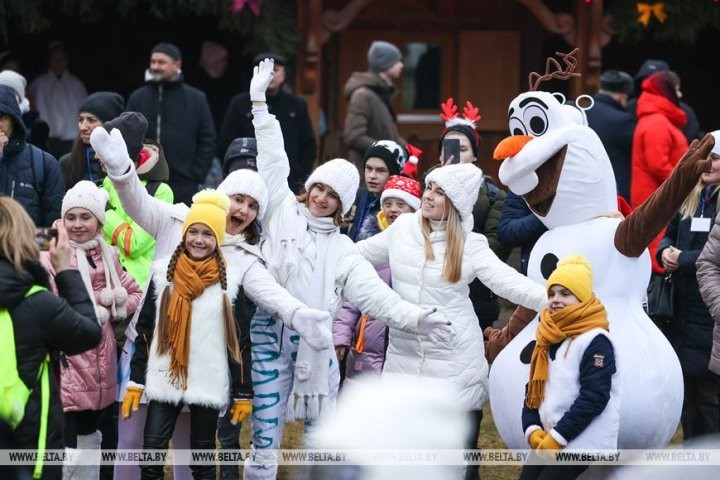 Новогодний праздник в поместье Деда Мороза собрал 250 детей со всей Брестской области