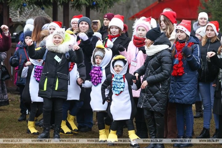 Новогодний праздник в поместье Деда Мороза собрал 250 детей со всей Брестской области