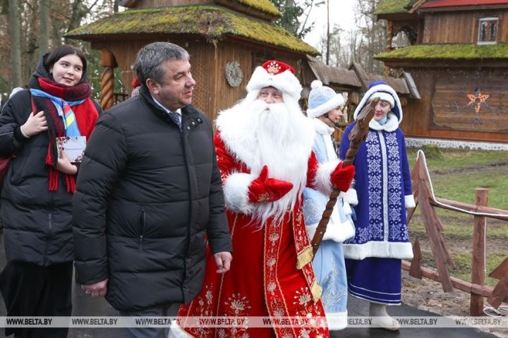 Новогодний праздник в поместье Деда Мороза собрал 250 детей со всей Брестской области