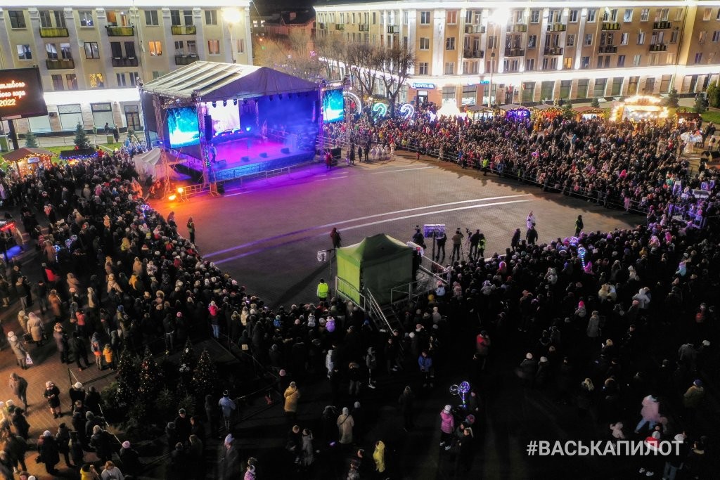 В Бресте «зажгли» главную ёлку города. Вид с высоты