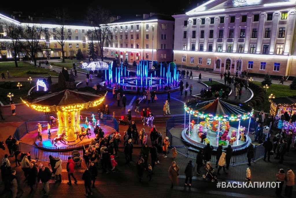 В Бресте «зажгли» главную ёлку города. Вид с высоты