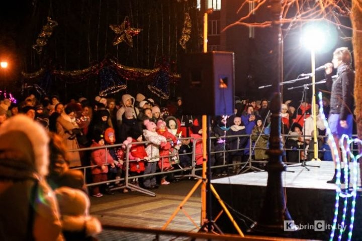 В Кобрине на городской площади зажгли главную новогоднюю ёлку