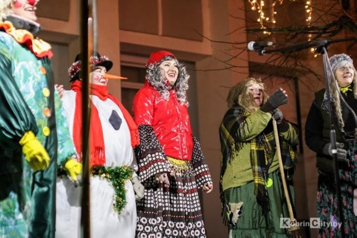 В Кобрине на городской площади зажгли главную новогоднюю ёлку