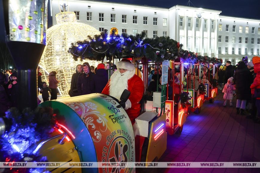 В Бресте зажгли огни на елке и отправили в первый рейс автобус в город-спутник