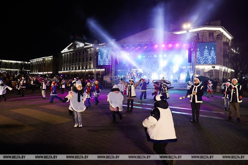 В Бресте зажгли огни на елке и отправили в первый рейс автобус в город-спутник