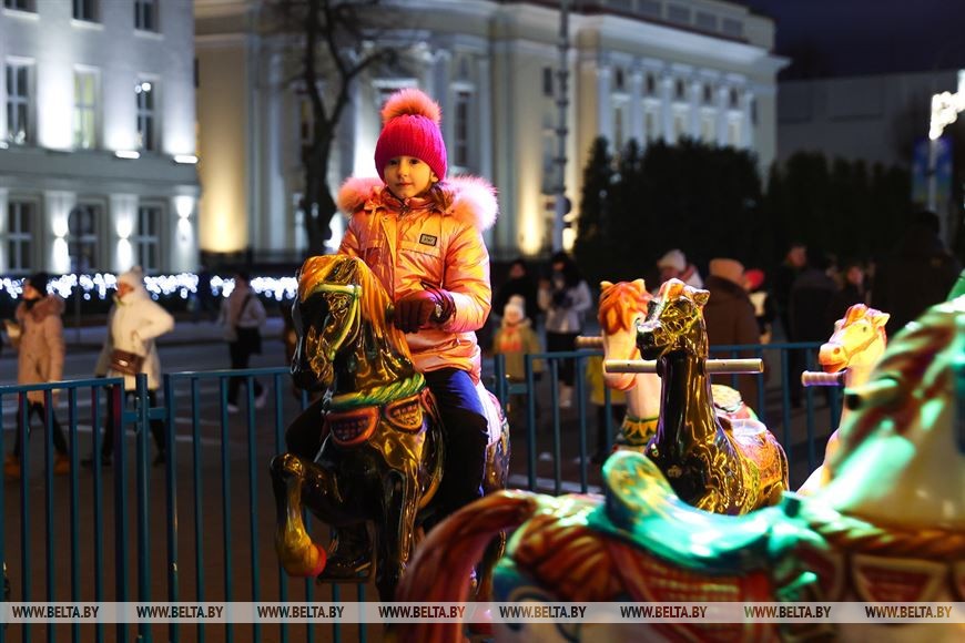 В Бресте зажгли огни на елке и отправили в первый рейс автобус в город-спутник