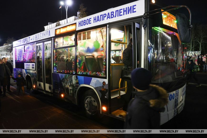 В Бресте зажгли огни на елке и отправили в первый рейс автобус в город-спутник