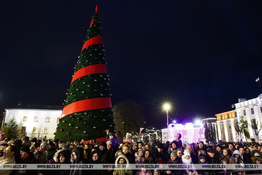В Бресте зажгли огни на елке и отправили в первый рейс автобус в город-спутник