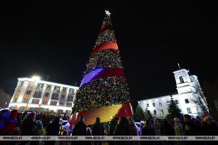 В Бресте зажгли огни на елке и отправили в первый рейс автобус в город-спутник