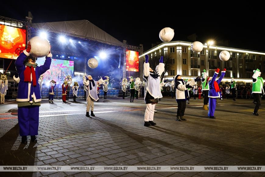 В Бресте зажгли огни на елке и отправили в первый рейс автобус в город-спутник