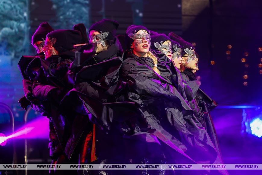 В Бресте зажгли огни на елке и отправили в первый рейс автобус в город-спутник