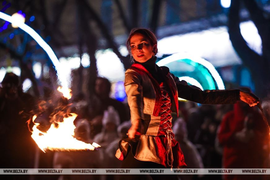 В Бресте зажгли огни на елке и отправили в первый рейс автобус в город-спутник