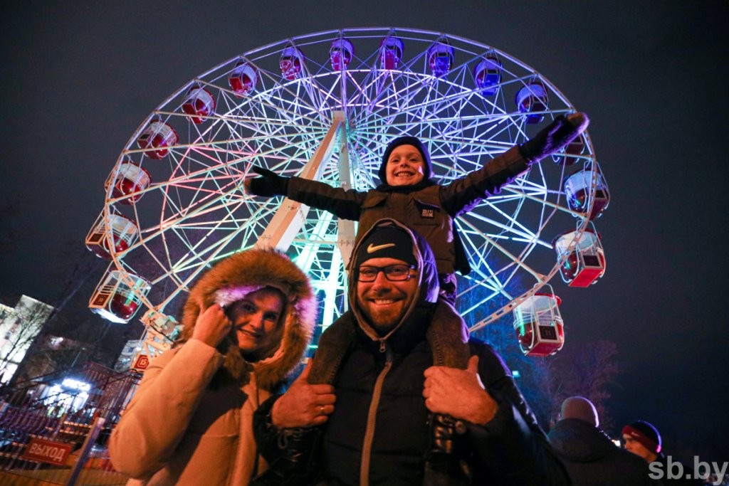 В Витебске торжественно запустили 30-метровое колесо обозрения
