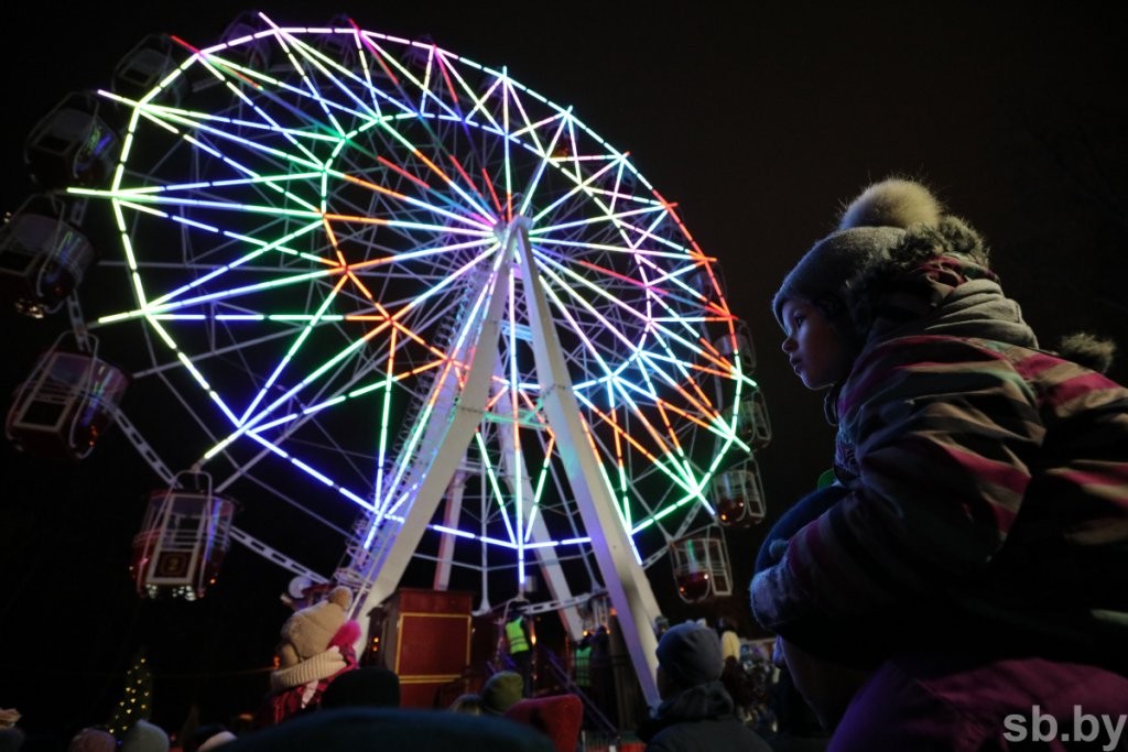 В Витебске торжественно запустили 30-метровое колесо обозрения