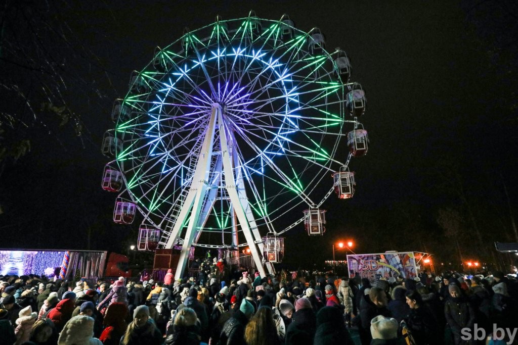 В Витебске торжественно запустили 30-метровое колесо обозрения