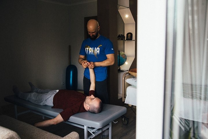 Андрею Трушу из Кобрина собрали средства на тренажёр-вертикализатор — теперь он мечтает побывать в Италии