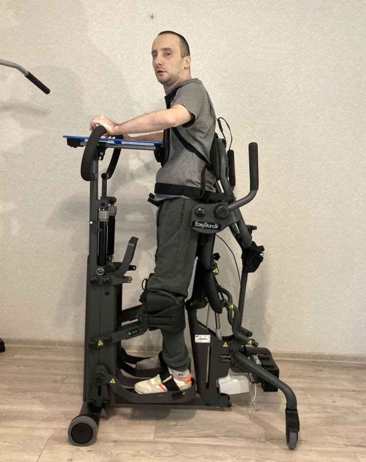 Андрею Трушу из Кобрина собрали средства на тренажёр-вертикализатор — теперь он мечтает побывать в Италии