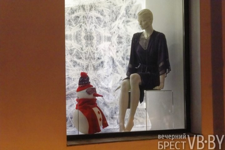 Посмотрите, как брестские заведения украсили витрины к Новому году