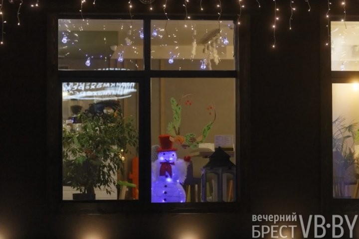 Посмотрите, как брестские заведения украсили витрины к Новому году