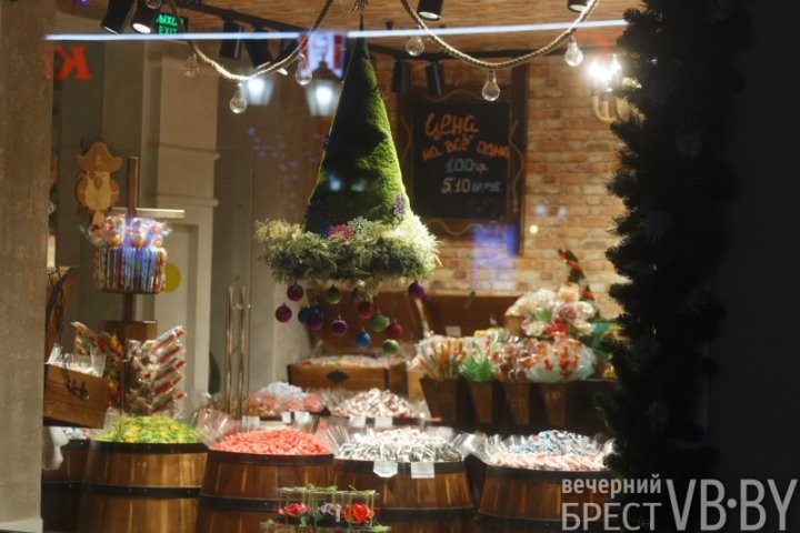 Посмотрите, как брестские заведения украсили витрины к Новому году