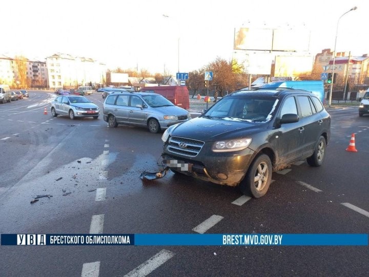 В Бресте водитель поехал на «красный» сигнал светофора и попал в ДТП