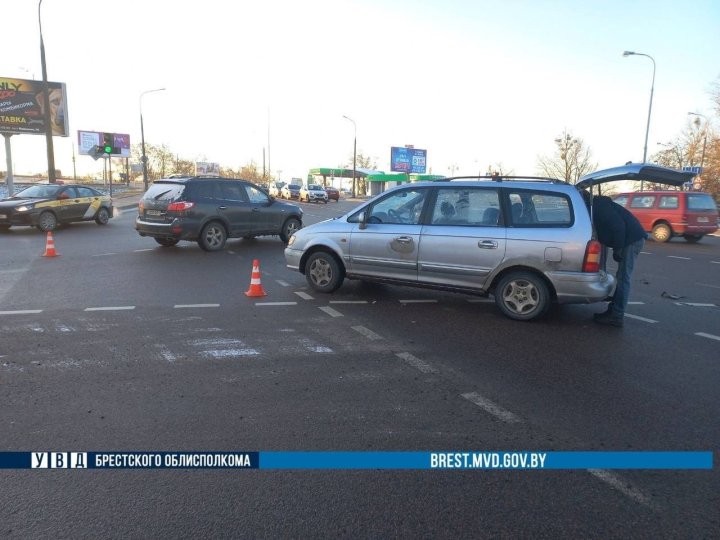 В Бресте водитель поехал на «красный» сигнал светофора и попал в ДТП