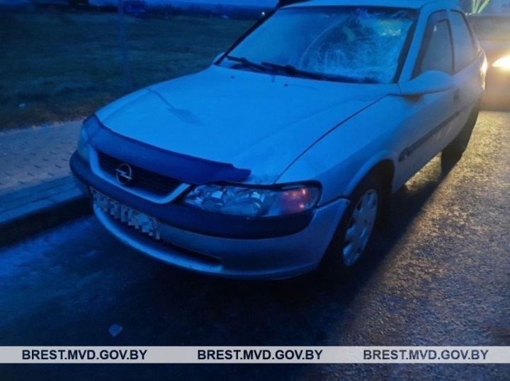 В Ляховичах «Опель» сбил девушку